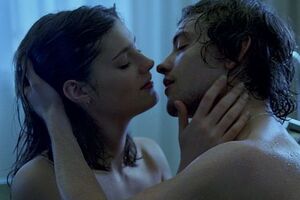 Молодой человек соблазняет девушку, благодаря вещам марки Burberry