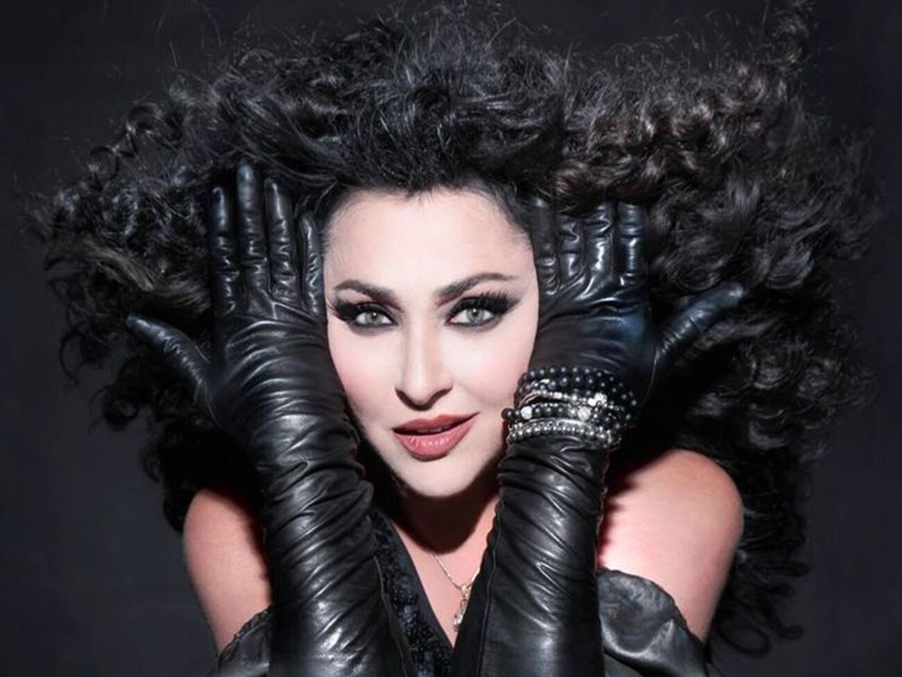 Кремами, которые ей дарят, Лолита смазывает обувь