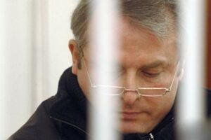 По данным журналистов, когда Лозинский выходил из здания тюрьмы, его сопровождал лично начальник колонии