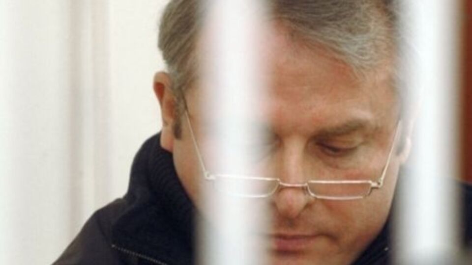 По данным журналистов, когда Лозинский выходил из здания тюрьмы, его сопровождал лично начальник колонии