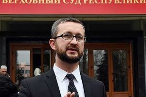 Замглавы Меджлиса крымскотатарского народа Нариман Джелялов возле суда в Крыму