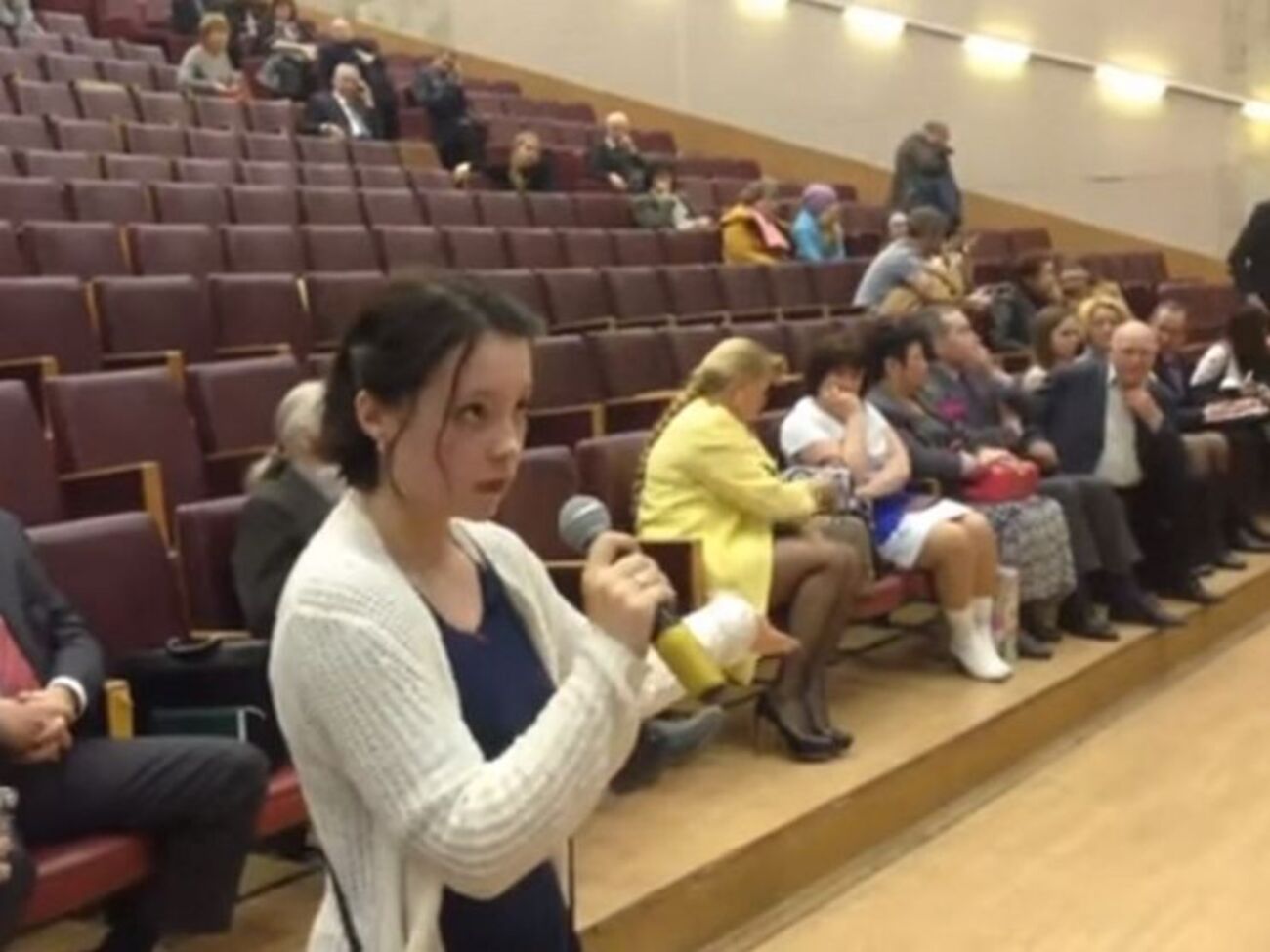 Чиновник не смог дать полный ответ на вопрос студентки второго курса, упрекнув девушку в провокации и неуважении