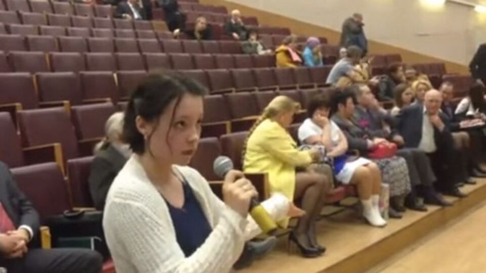 Чиновник не смог дать полный ответ на вопрос студентки второго курса, упрекнув девушку в провокации и неуважении