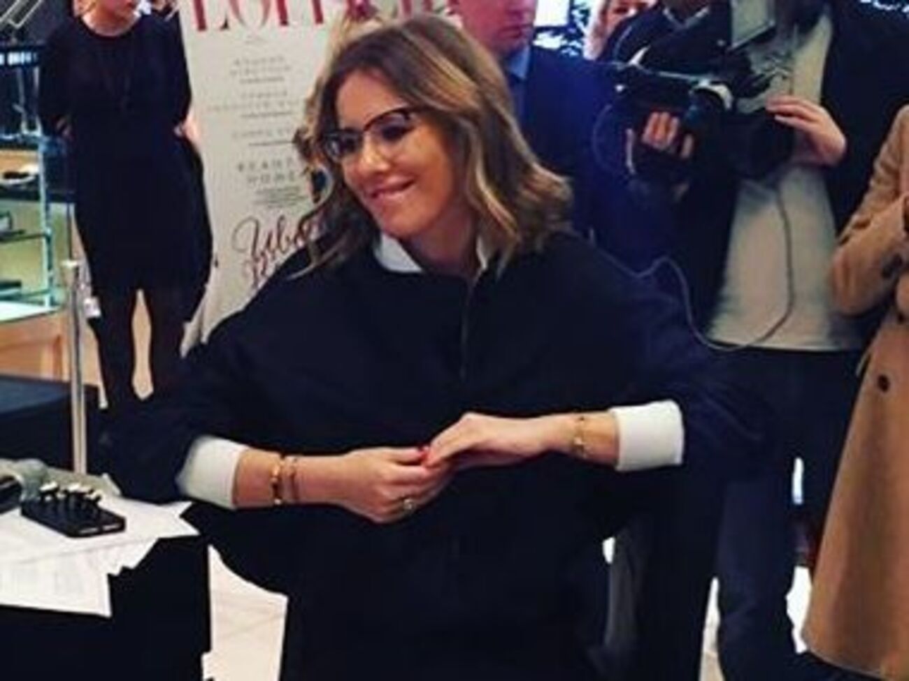 Собчак: Иллюстрация к песне группы "Ленинград" "Очки как у Собчачки". А я жду не дождусь клипа, должен получиться крутым!