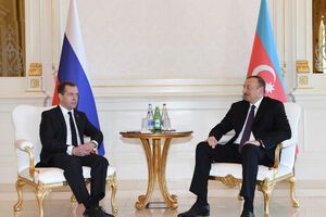 Алиев и Медведев провели встречу в Баку
