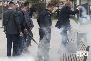 Полицейские на месте, где был распылен газ