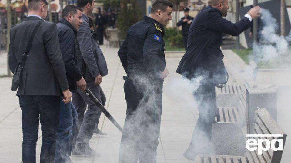 Полицейские на месте, где был распылен газ