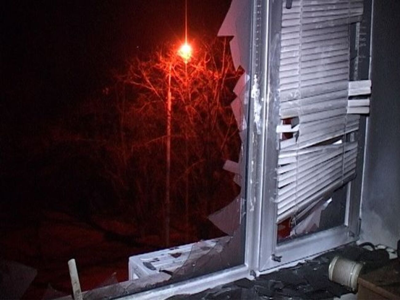 Бутылка с коктейлем Молотова пробила стеклопакет, весь кабинет сгорел