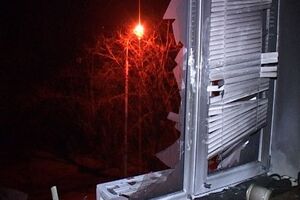 Бутылка с коктейлем Молотова пробила стеклопакет, весь кабинет сгорел