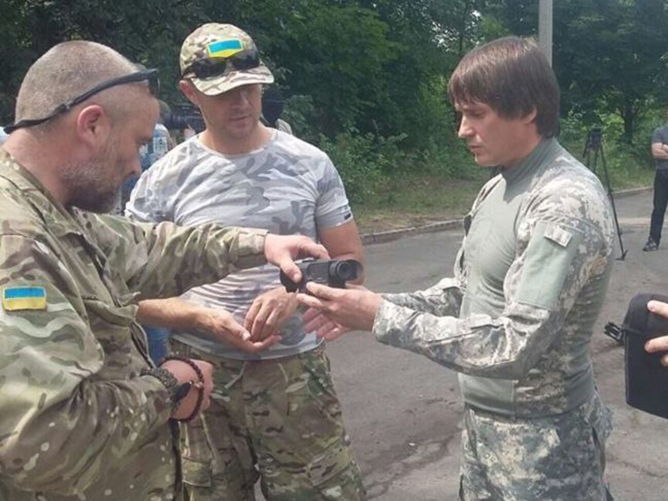 Еремеев (справа) в зоне АТО незадолго до гибели