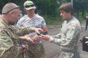 Еремеев (справа) в зоне АТО незадолго до гибели