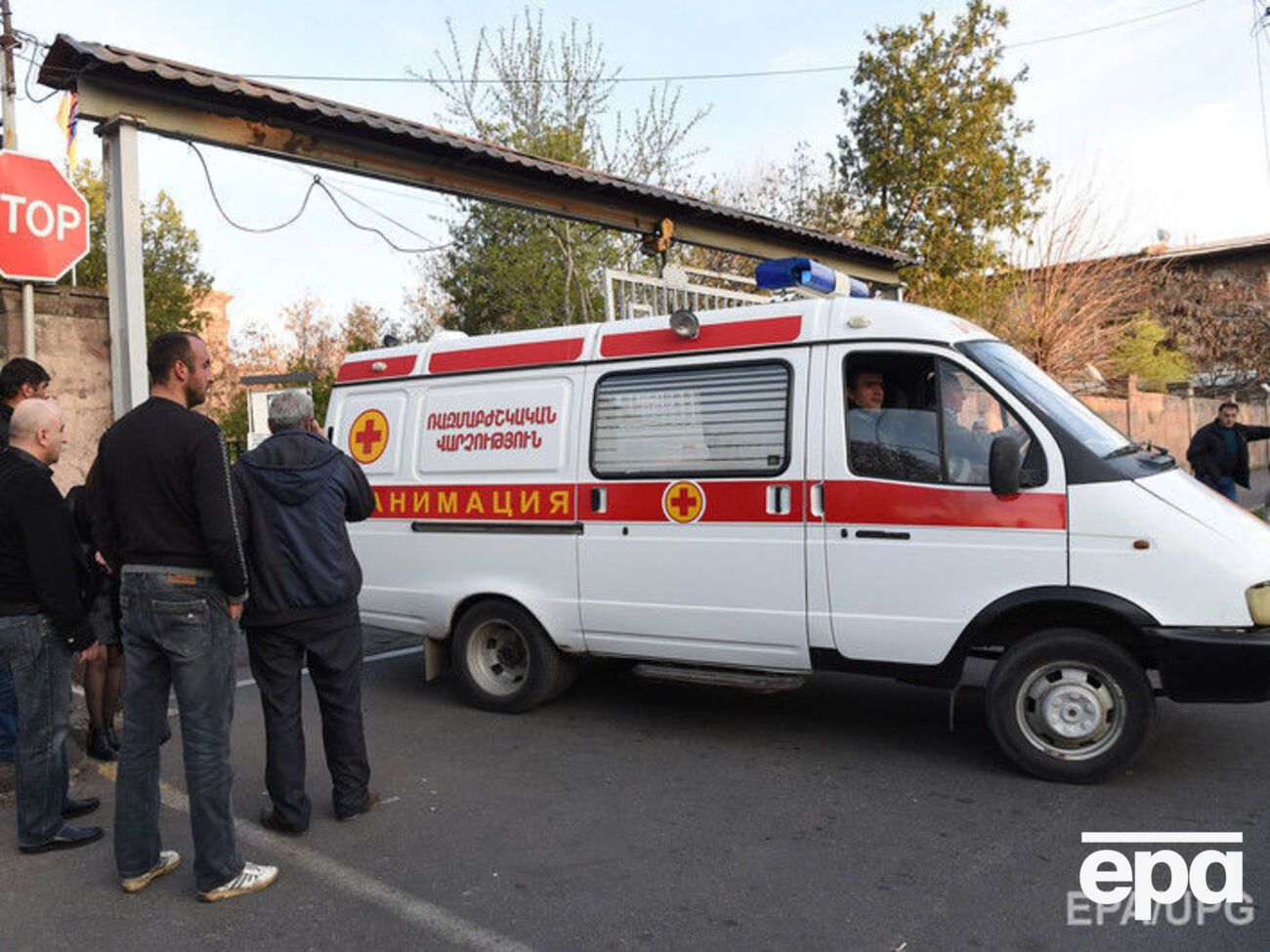 Раненых армянских военных эвакуируют в госпиталь в Ереване