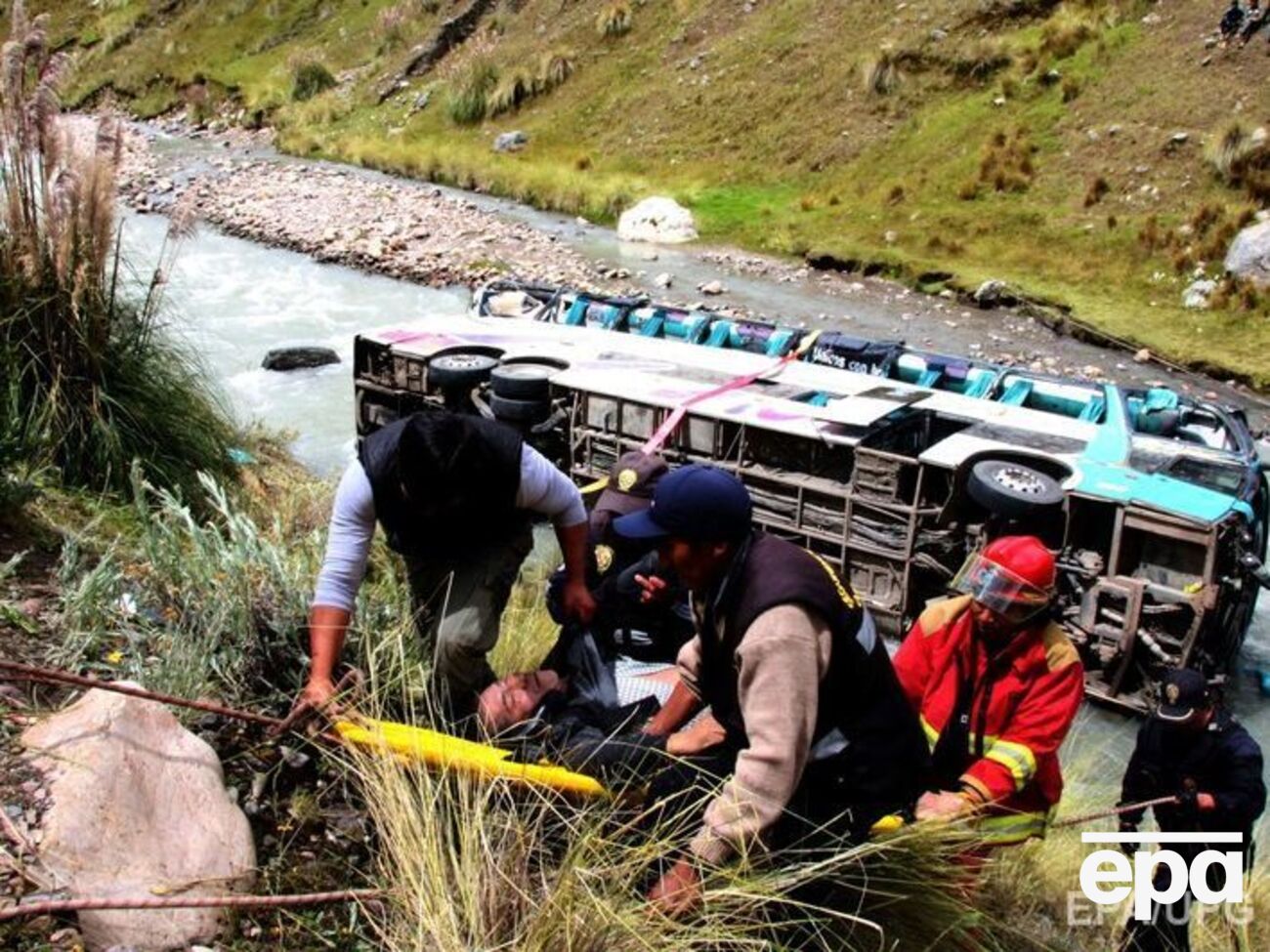 Спасатели эвакуируют пострадавшего