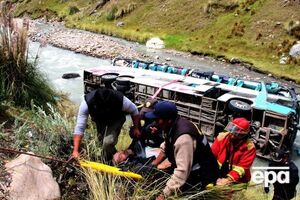 Спасатели эвакуируют пострадавшего