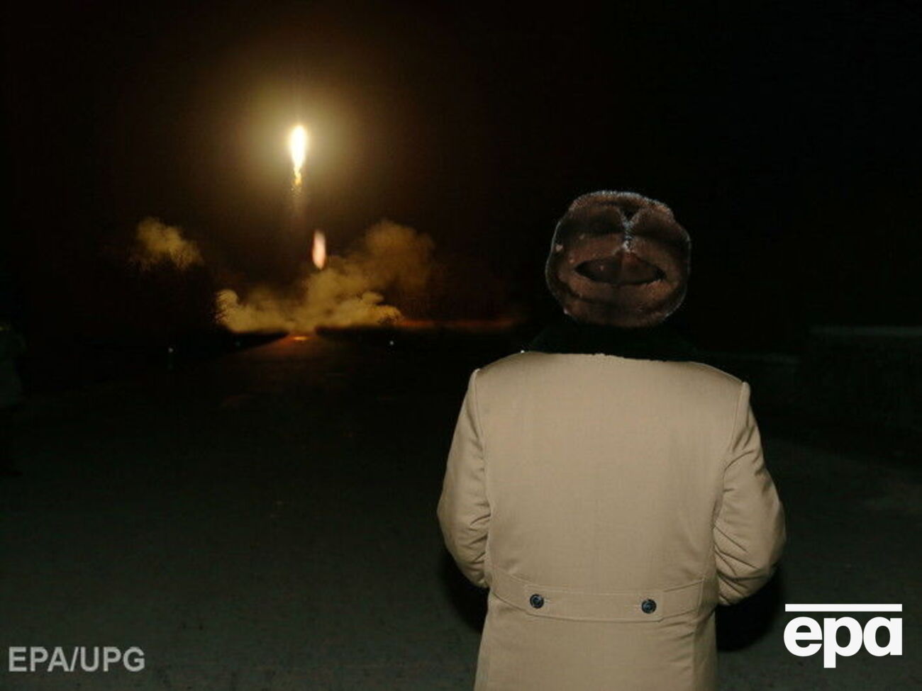 Ким Чен Ын наблюдает за пуском ракеты с новым двигателем