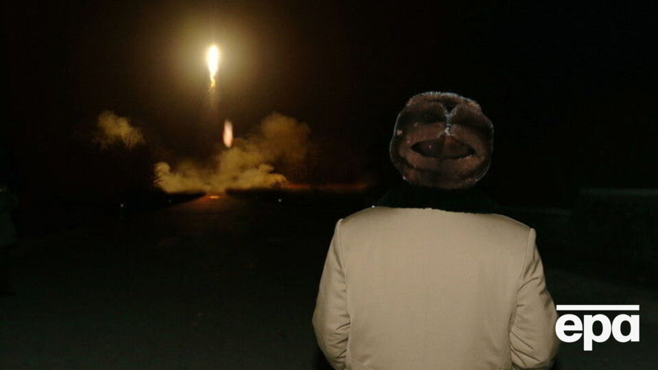 Ким Чен Ын наблюдает за пуском ракеты с новым двигателем