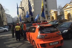 8 апреля активисты Автомайдана митинговали за люстрацию сотрудников правоохранительных органов