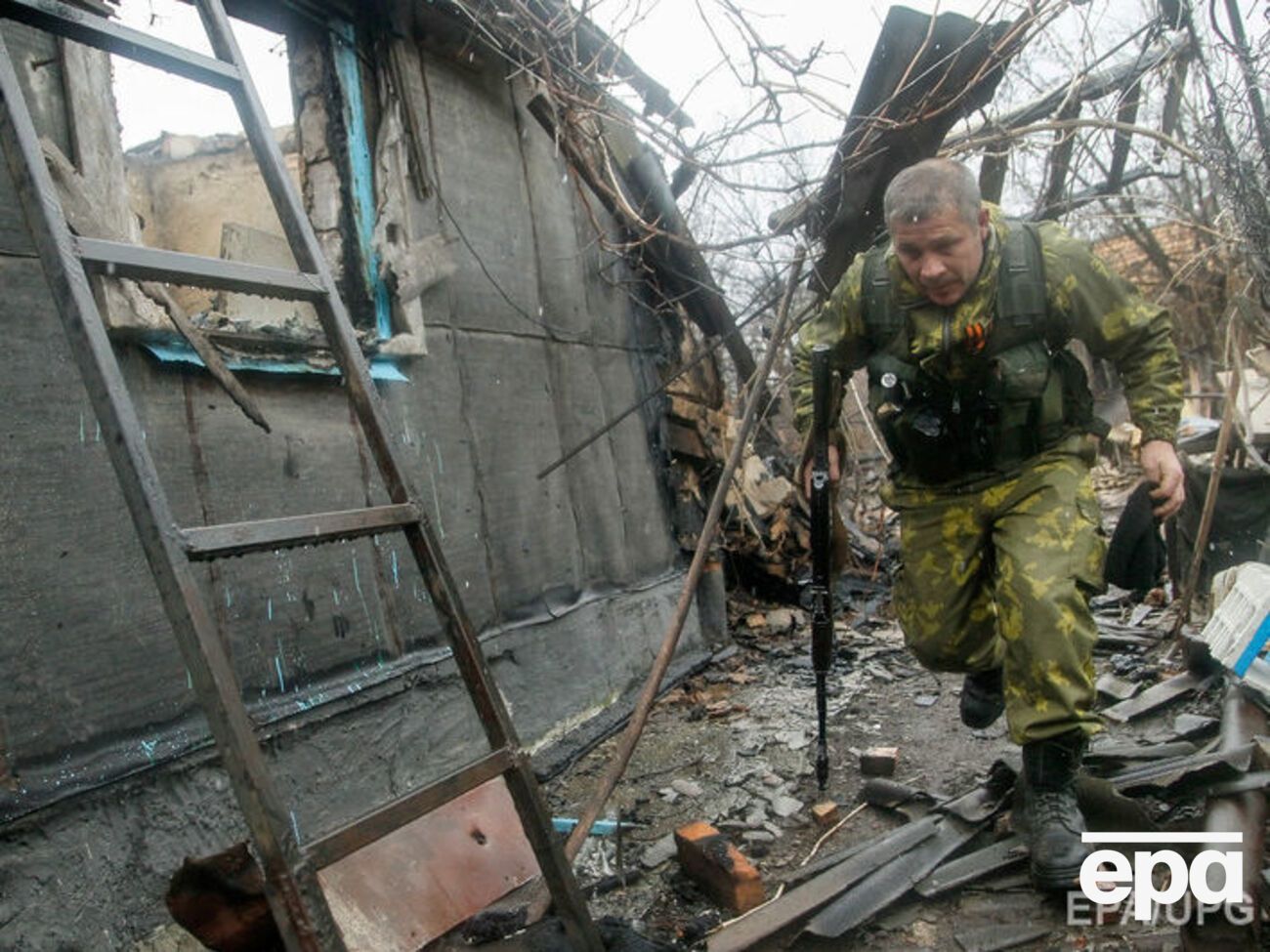 Сообщается, что в районе Широкино также погиб один российский военнослужащий, ранены пятеро