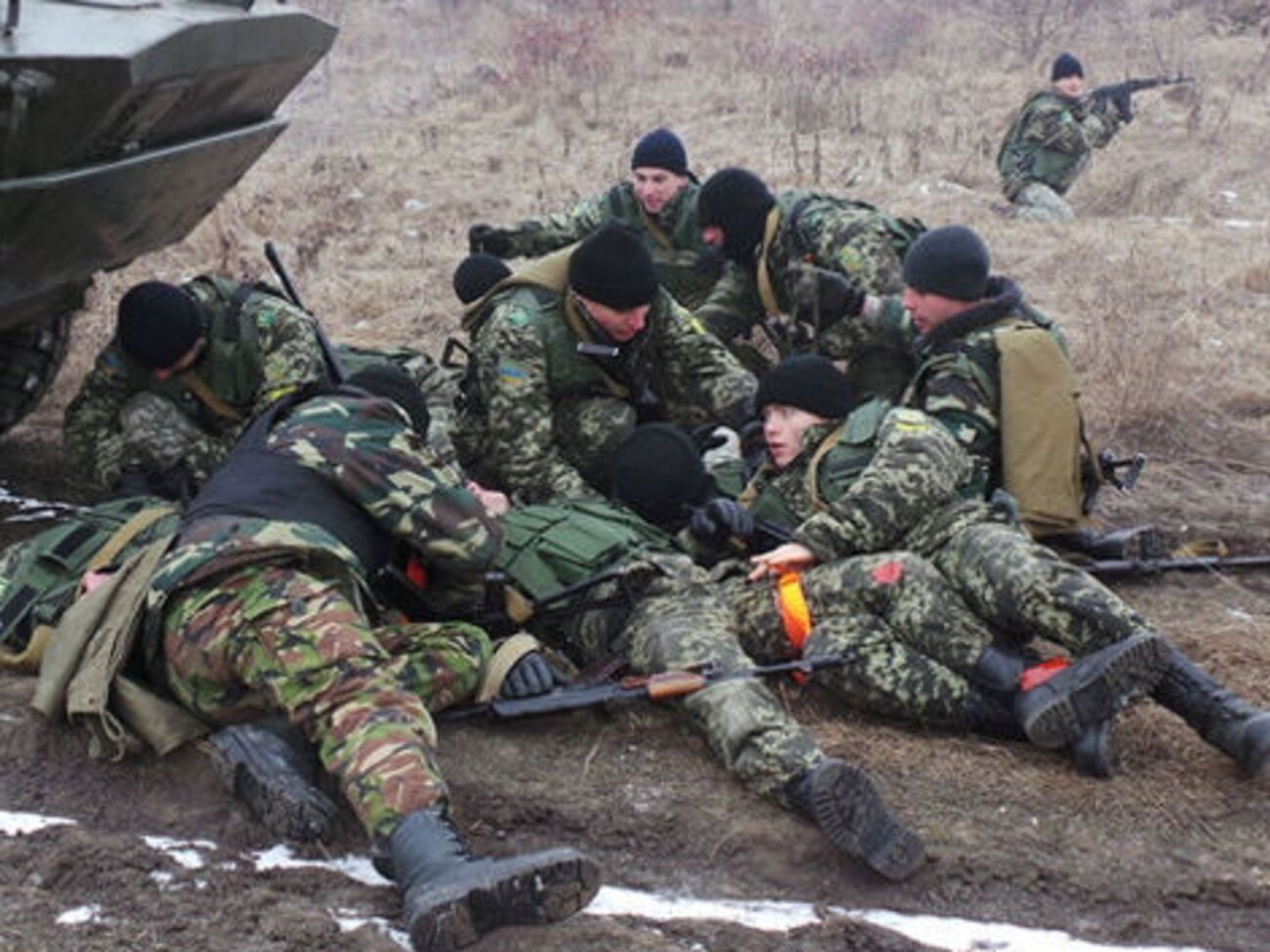 Украинскому бойцу спасли жизнь и ноги, несмотря на разорванную осколком артерию