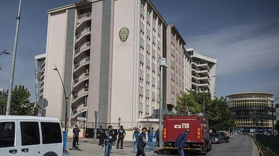 Пожарная машина у здания полицейского управления в Газиантепе