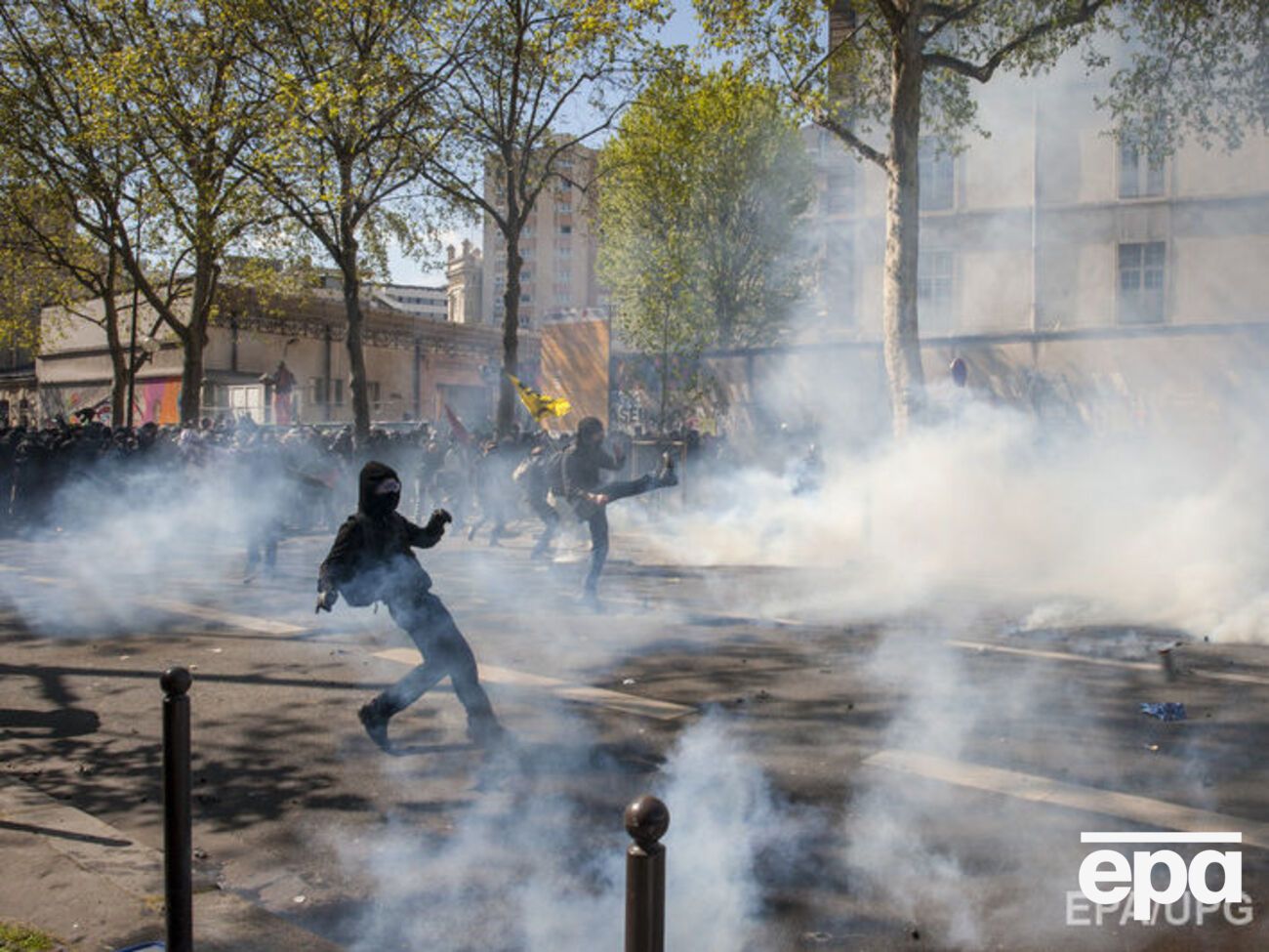 В Париже протестующие забросали бутылками полицию