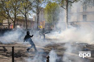 В Париже протестующие забросали бутылками полицию