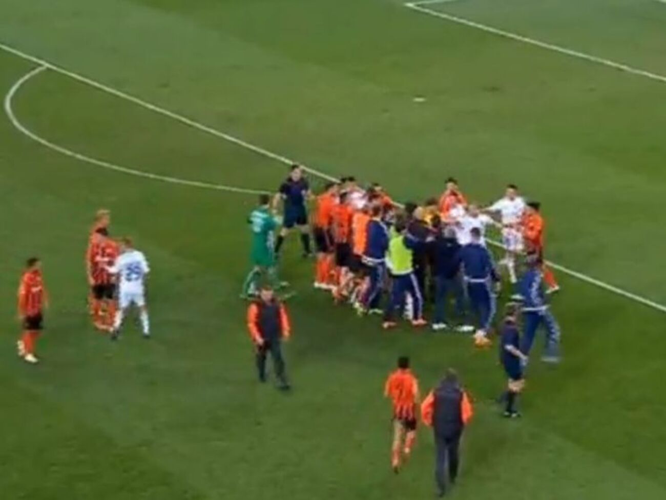 В драку на поле включился тренерский штаб "Шахтера"