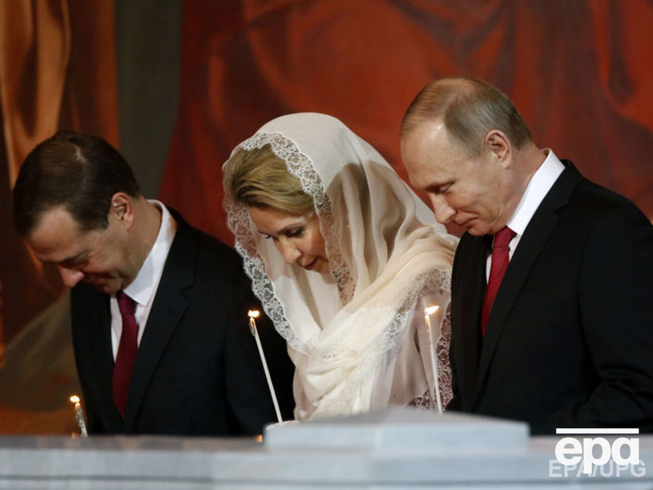 Путин с Медведевым веселились во время праздничной службы в честь Пасхи