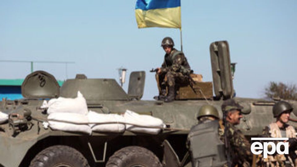 Если нет обстрелов, военные помогают местным жителям восстанавливать объекты инфраструктуры