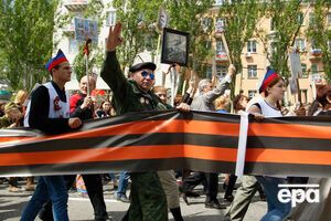 Накануне 9 Мая в Донецке было много черно-оранжевых лент Святого Георгия