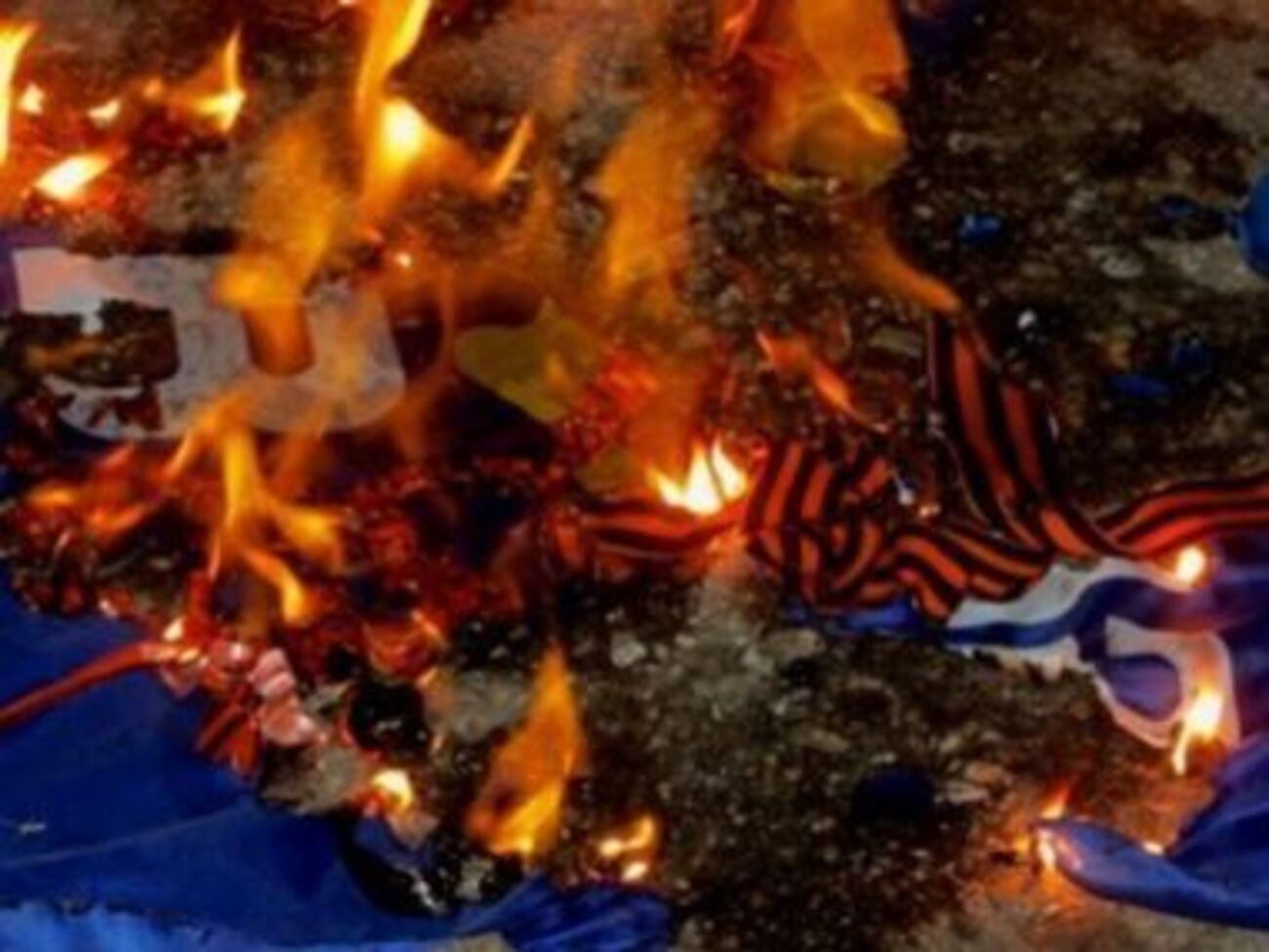 Ленточки сожгли вместе с флагом Партии регионов