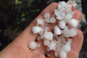 Ливень и град выпали в Днепропетровске