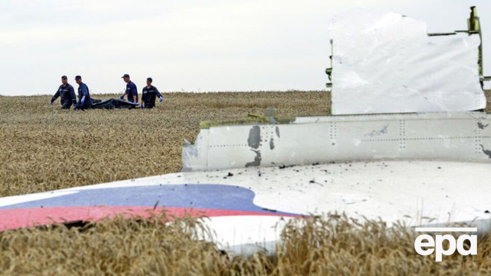 2014 год. Сотрудники западных СМИ попали на место крушения самолета Malaysia Airlines, получив разрешение боевиков "ДНР"