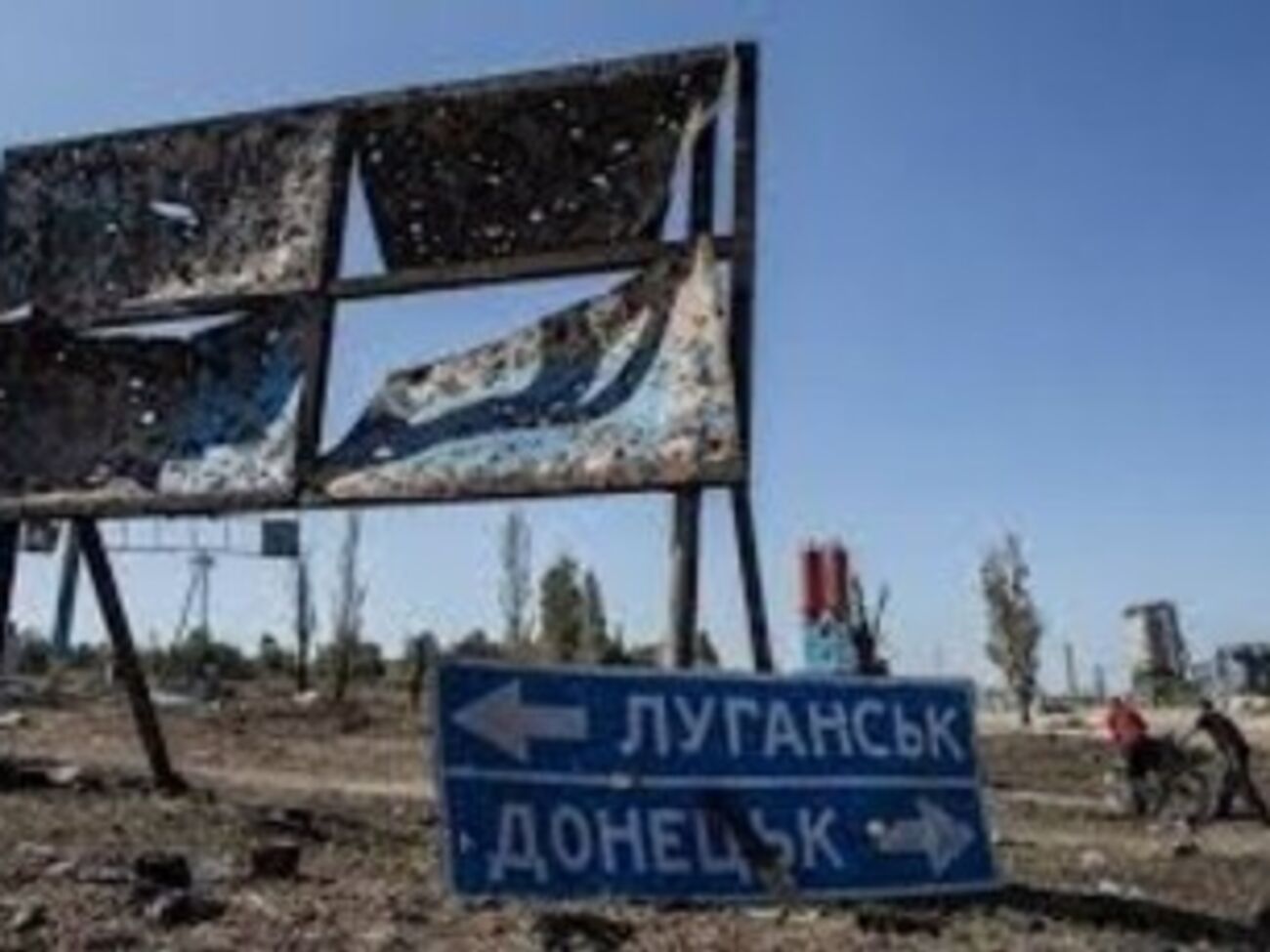 Кто-то забросил через забор на территорию базы самодельное взрывное устройство, сообщил глава гражданского корпуса "Азов" Ширяев