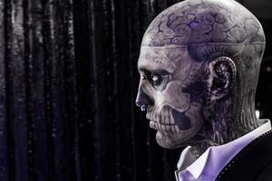 Перед объективом мужа Билык позировал Парень-Зомби