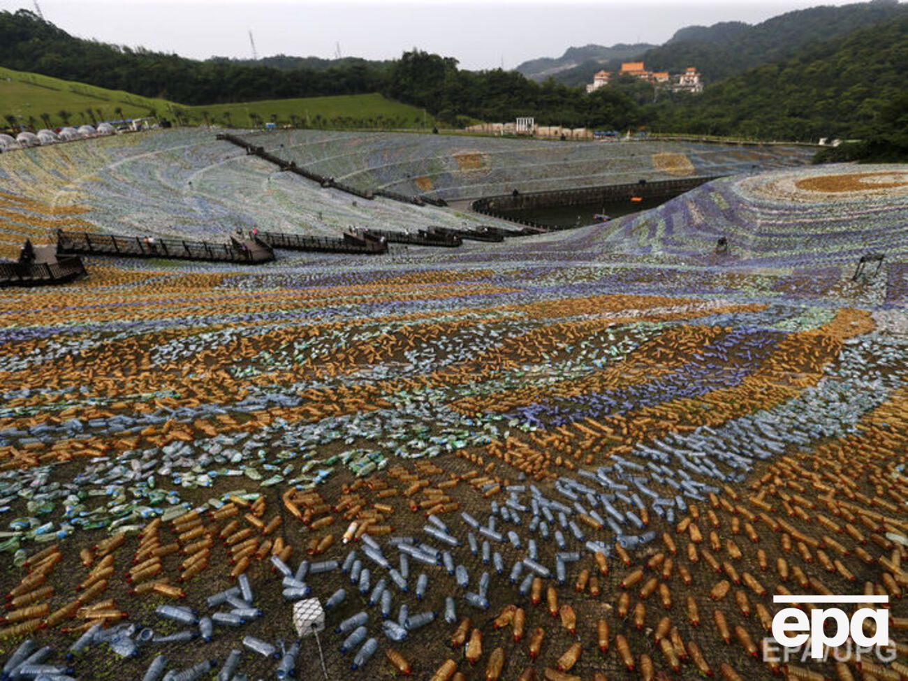 На Тайване воссоздали картину Ван Гога из пластиковых бутылок
