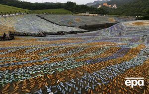 На Тайване воссоздали картину Ван Гога из пластиковых бутылок
