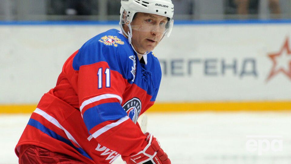 Путин сыграл в хоккей