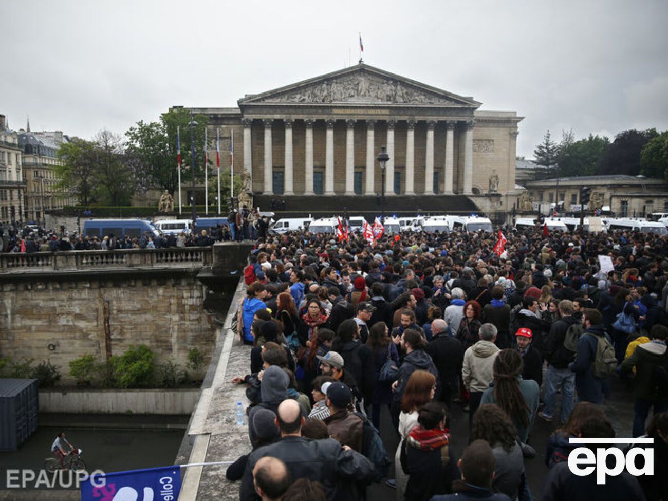В Париже на акцию протеста вышло около 500 человек