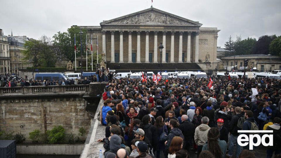 В Париже на акцию протеста вышло около 500 человек