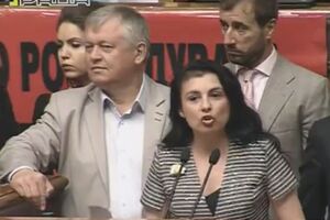 Депутаты фракции Ляшко блокируют трибуну Рады