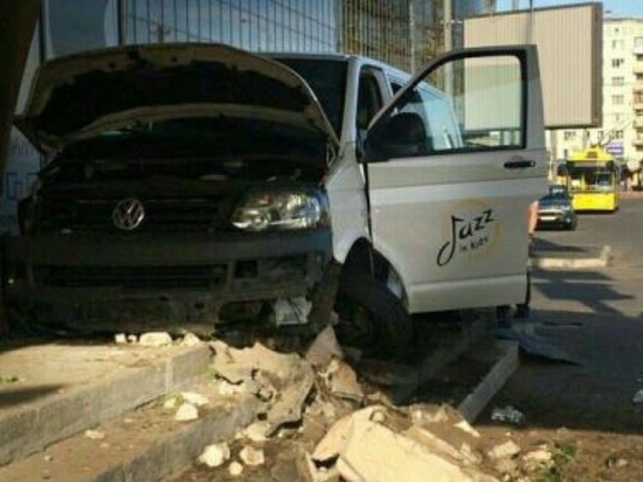 По данным СМИ, водитель уснул за рулем