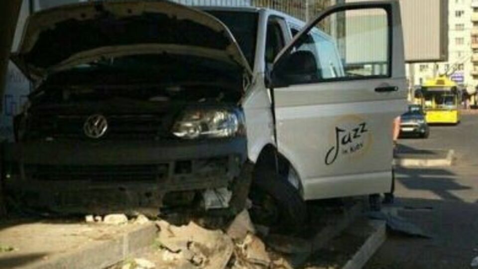 По данным СМИ, водитель уснул за рулем