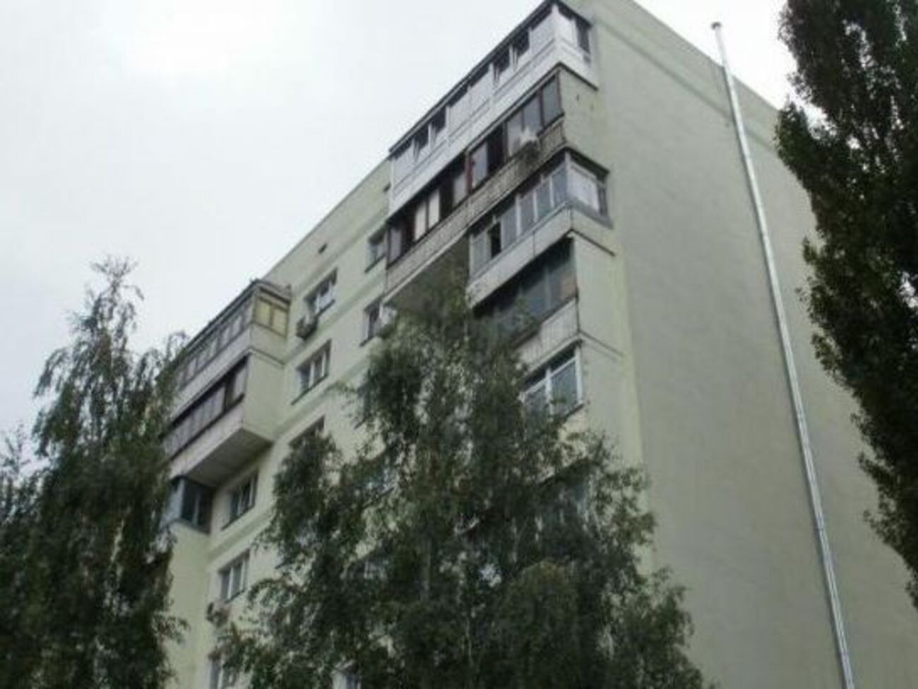 Из окна столичной многоэтажки выбросился журналист