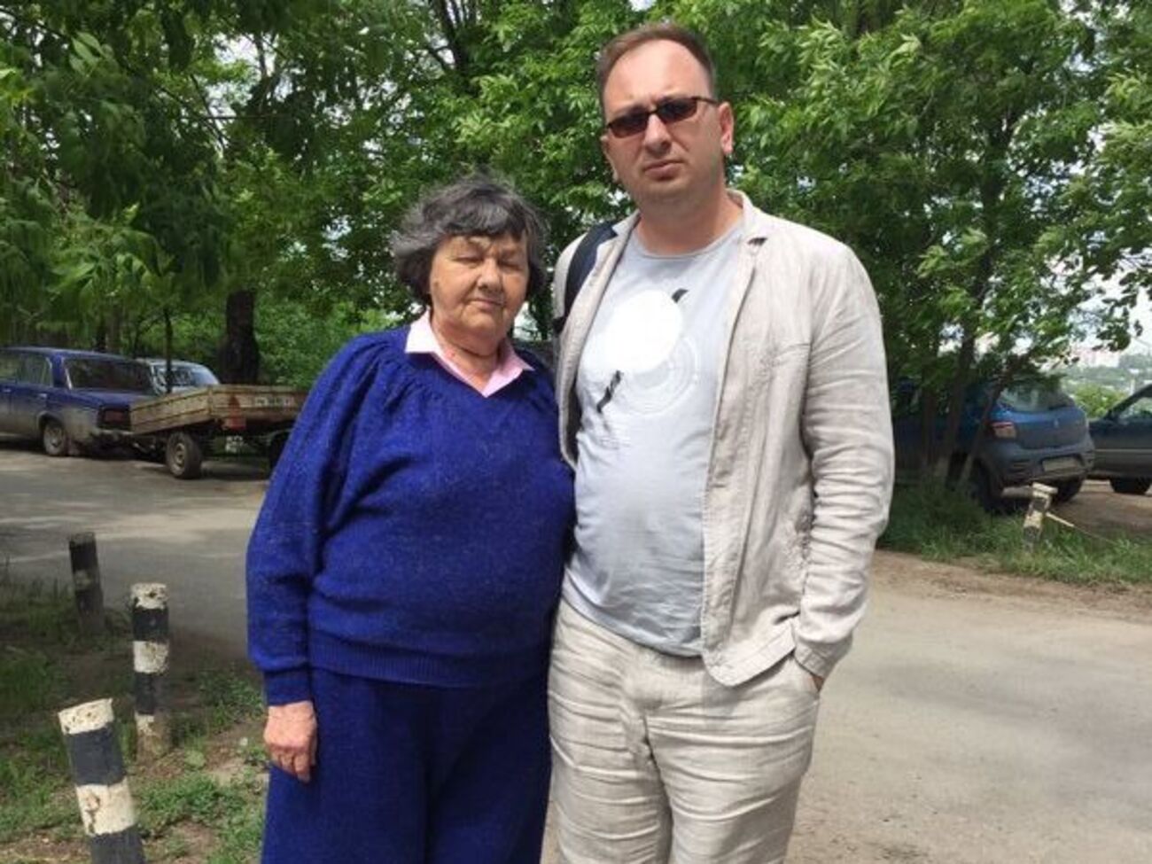 Возле СИЗО вместе с адвокатами встречи с дочерью также ждала мать Надежды Савченко Мария Ивановна