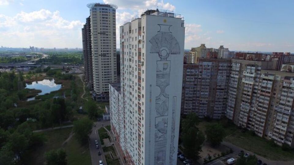 Мурал нарисован на 24-этажном здании