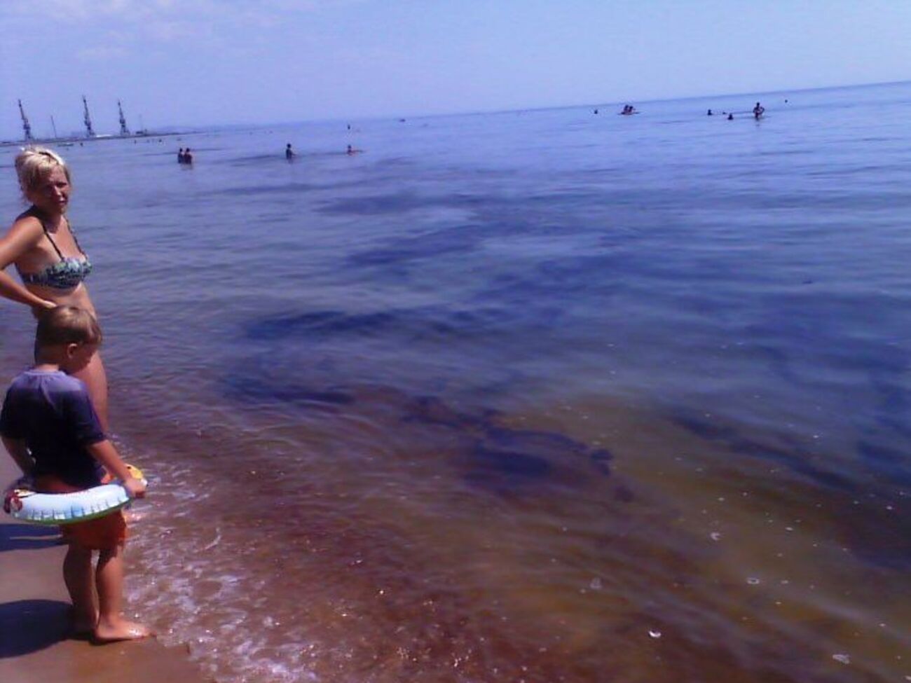 Выброс нефтепродуктов загрязнил акваторию Севастополя и прибрежную полосу