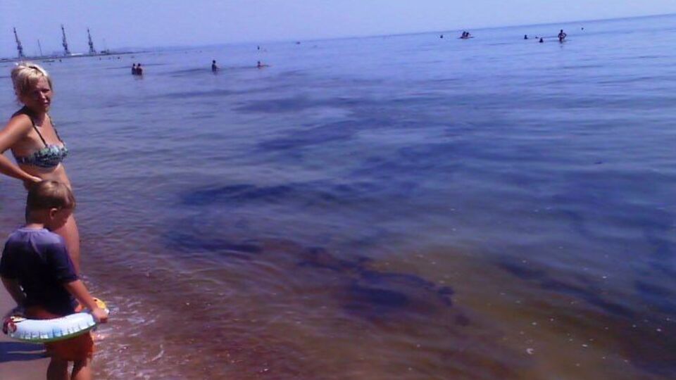 Выброс нефтепродуктов загрязнил акваторию Севастополя и прибрежную полосу