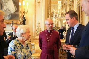 Дэвид Кэмерон поделился с королевой Великобритании Елизаветой II своими взглядами на проблемы коррупции в других странах