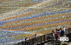 На Тайване создали гигантскую копию картини Ван Гога из пластиковых бутылок